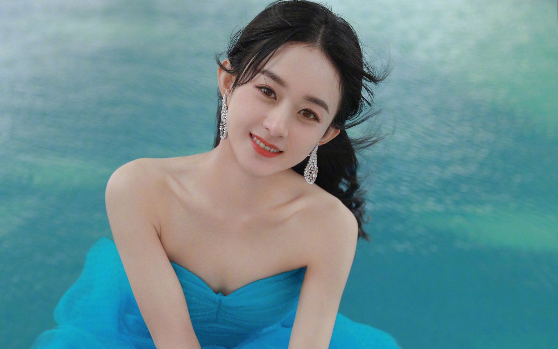 热血奔放的比赛,胜负悬念引人入胜,热血奔涌的意思