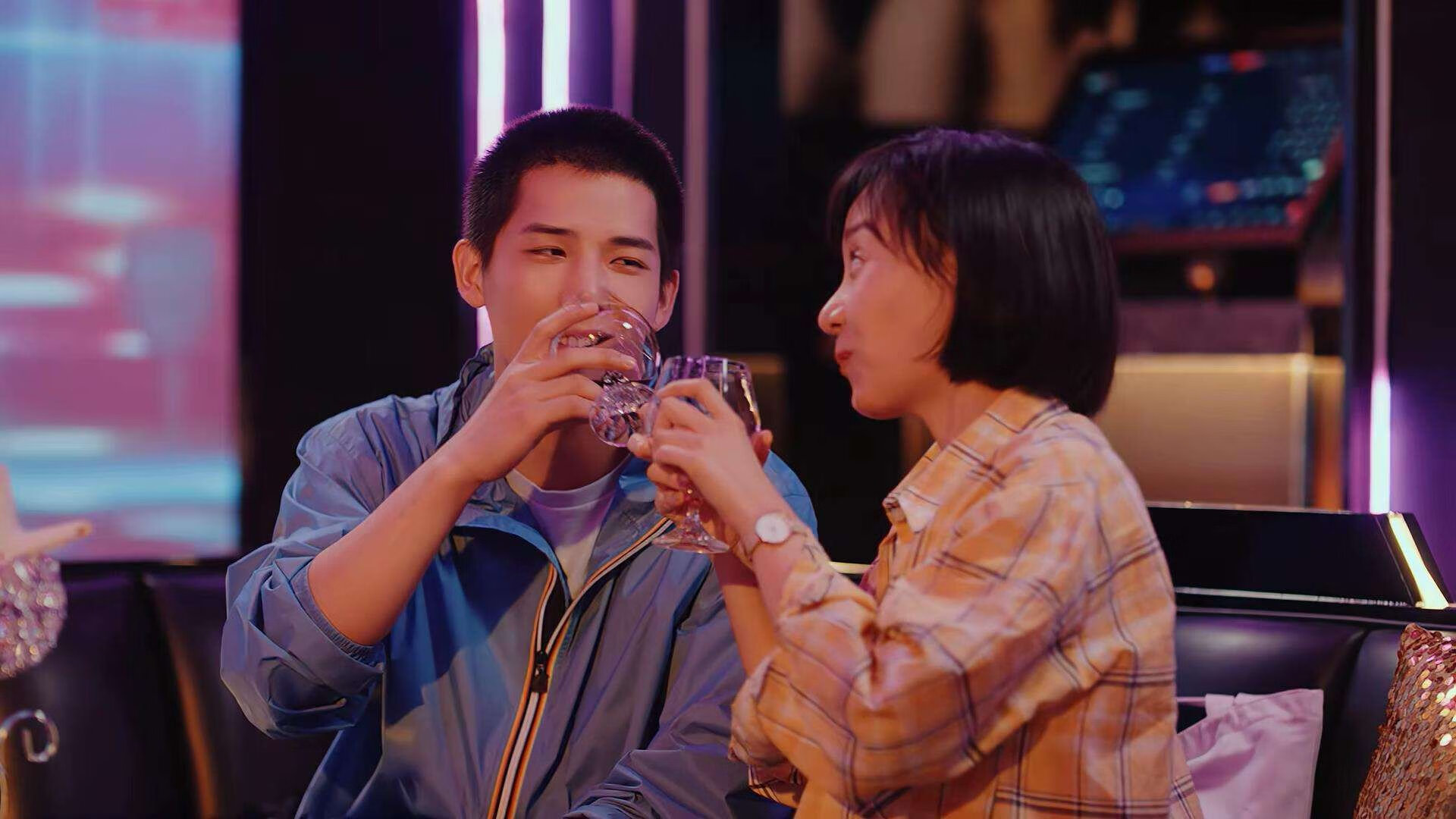 布克关键上篮命中太阳完成逆转好戏，布克球星